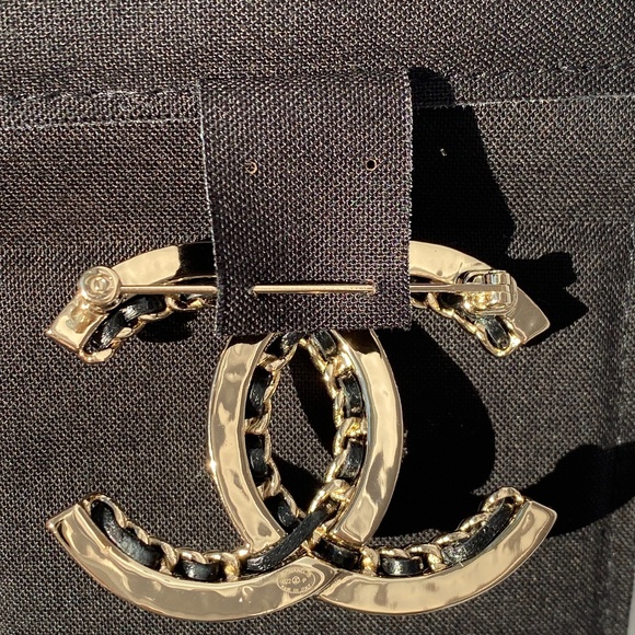 CHANEL 2022P GOLDEN TONE CC LOGO BLACK LEATHER CHAIN BROOCH PIN CHARM - Picture 9 of 15